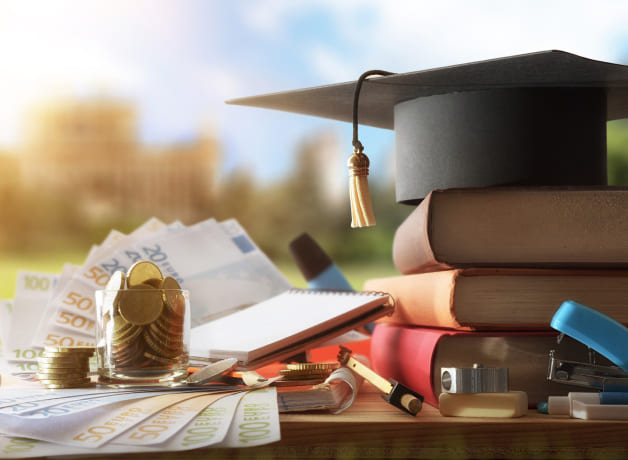 Birrete, libros y dinero